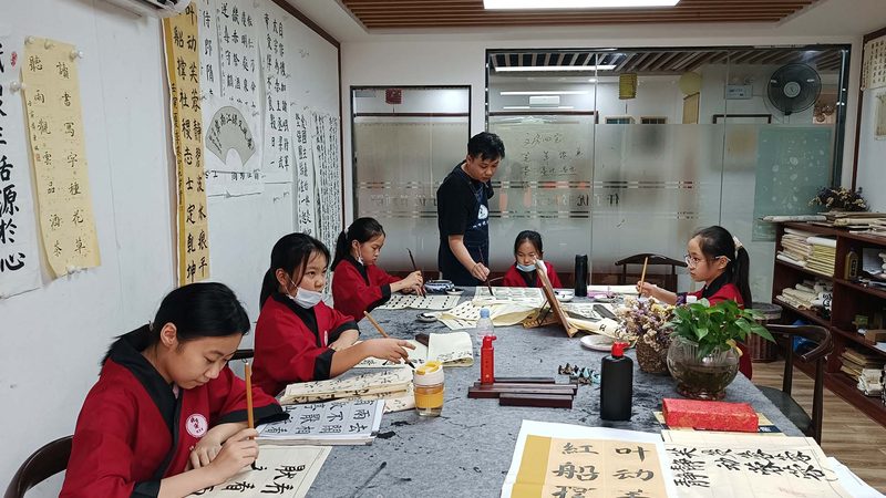 英语一对一网课的费用主要由以下几个部分构成：